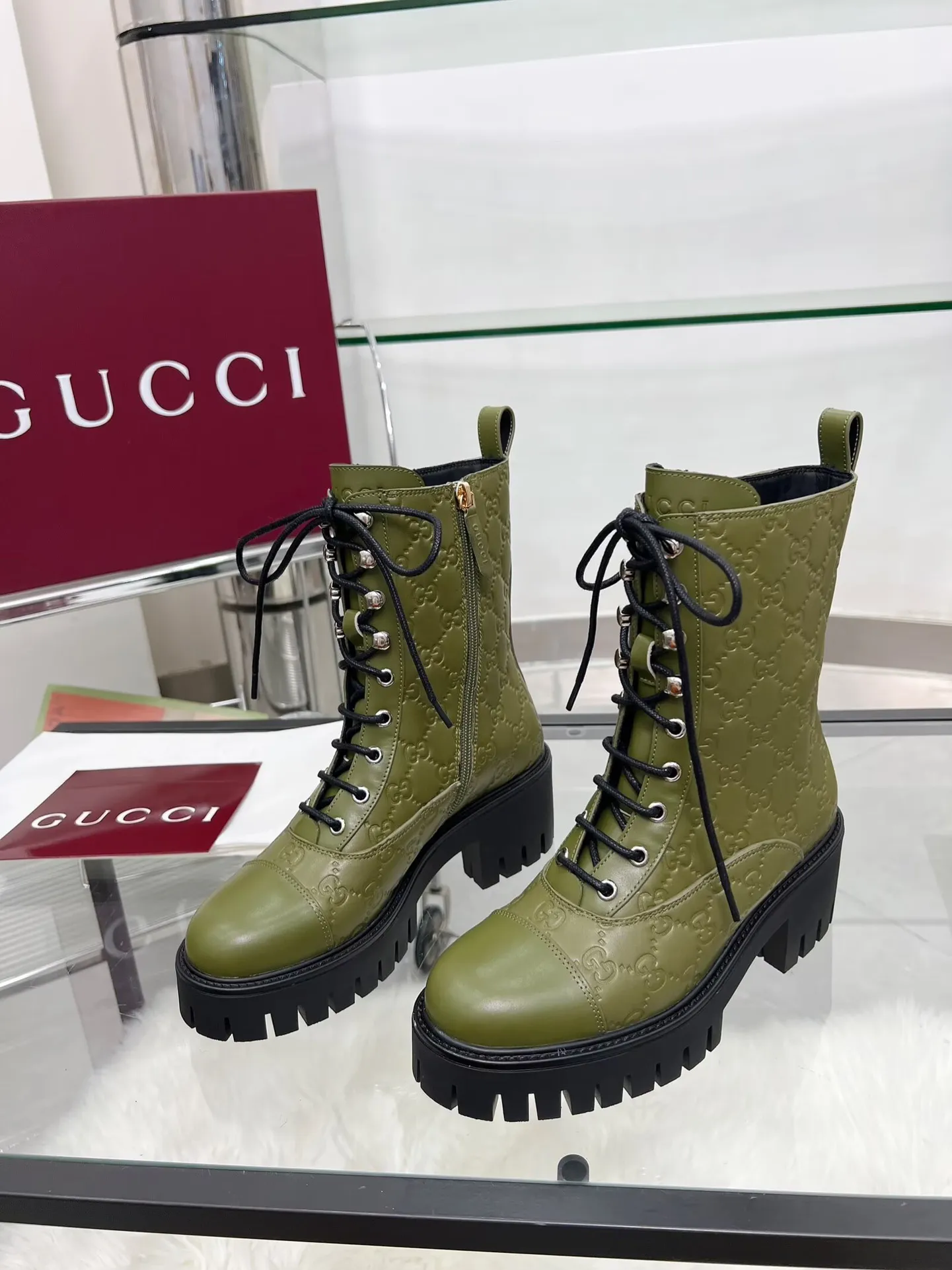 👟👟Ex-factory price 660👟👟 New version of Gucci GUCCI hot sale✅Ankle boots 🎉Very easy to match👍Specially showing retro British style, advanced 3D printing, front Gucci buckle decoration💎LOGO✅ Fabric: imported cowhide🐂 Inner/foot pads: cow lining Color: black green Size: 35-42 {2 heads need to be customized} Heel height: 5cm TPU outsole Packing: Comes with card and cloth bag.
